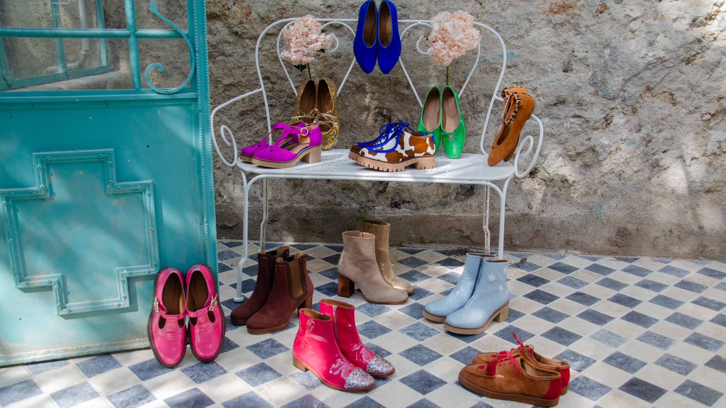 Pour cette nouvelle collection, Éponyme vous ouvre les portes de son Jardin Secret. Entre motifs biches poétiques, cuirs effet vache audacieux et éclats de paillettes dorées, notre Jardin Secret bouscule les codes de la rentrée.